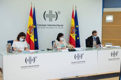 La ministra de Sanidad, Carolina Darias (c), durante la reunión del Consejo Interterritorial del Sistema Nacional de Salud.