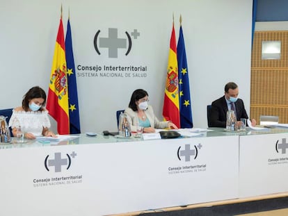 La ministra de Sanidad, Carolina Darias (c), durante la reunión del Consejo Interterritorial del Sistema Nacional de Salud.