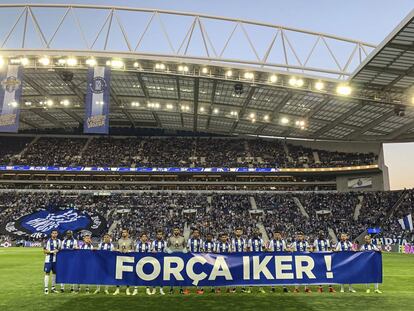 Los jugadores del Oporto posan con una pancarta de apoyo a su portero, Iker Casillas, tras sufrir un infarto de miocardio cuando entrenaba, en mayo de 2019.

© 
