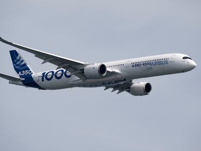 Un A350-1000, en febrero, en un vuelo de demostración en Singapur.