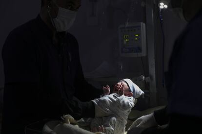 Médicos examinan a un recién nacido en una clínica en la aldea de Haranbush, provincia de Idlib (Siria).