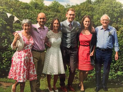 La familia de Matthew Willner-Reid (el segundo por la izquierda), un ciudadano británico que tras el Brexit decidió obtener la ciudadanía europea y abandonar el Reino Unido.