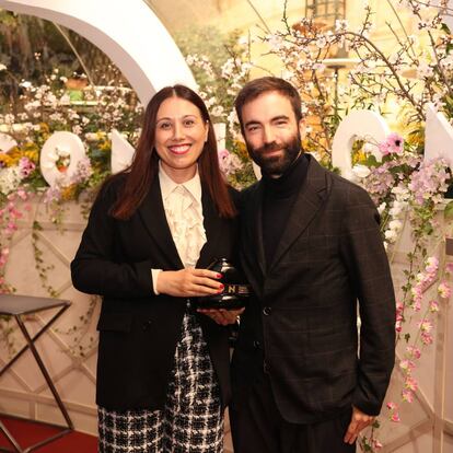 Olivia Manjón, directora general de perfumes de L'Oréal Perfumes y Carlos Primo, jefe de redacción de moda y belleza de ICON, en la entrega del premio ADN de Moda a Giorgio Armani Perfumes.