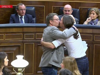 Pablo Iglesias y Xavier Doménech se dan el ‘piquito’ del cambio