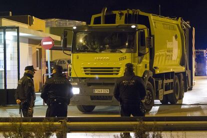 La Policía Local de Málaga vigila la salida de los servicios mínimos, este martes.