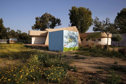 Un cubo de hormigón pintado con un jardín y flores de colores es el refugio construído en el patio de una escuela de Sderot.