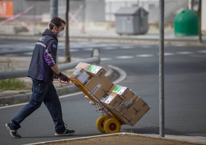 Un trabajador de una empresa de reparto durante el sexto día de confinamiento por coronavirus.