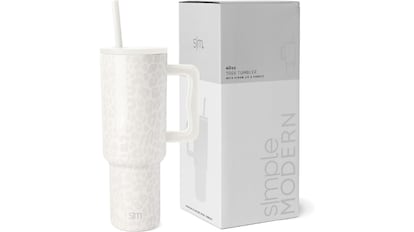 Este vaso termo estilo Stanley es top ventas en Amazon y mantiene las bebidas frías hasta 24 horas.