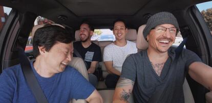 El actor Ken Jeong y Chester Bennington, como conductor, en el 'Carpool Karaoke.