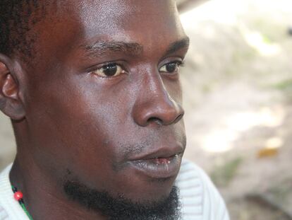 <span >Patrick Ejosa Lambal en el patio de su casa en la localidad casamancesa de Oussouye (Sur de Senegal).</span>