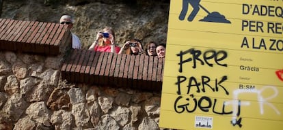 Un grupo de personas observa el parque desde la zona libre de pago de la instalación.