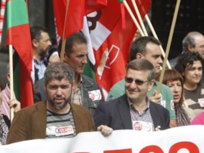 Unai Sordo (a la izquierda) y Dámaso Casado, durante la manifestación de CC OO y UGT el pasado 1 de Mayo en Bilbao.