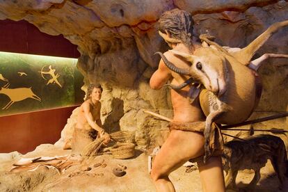 Recreación de una escena prehistórica de la exposición 'Neolítico. De nómadas a sedentarios'