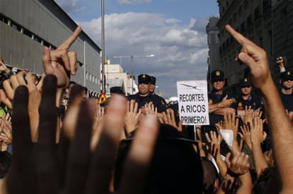 Policías antiditurbios cierran el paso a los indignados del 15-M que se concentraron ayer en las Cortes.
