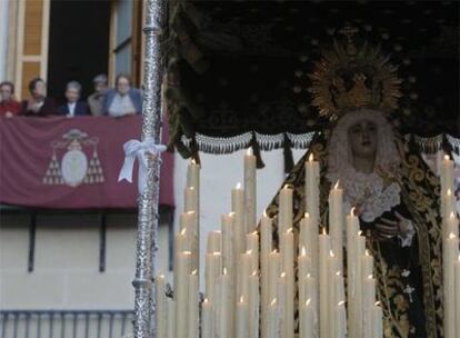 El paso de María Santísima Inmaculada luce un lazo blanco en Madrid.