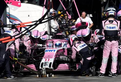 El mexicano Sergio Pérez del equipo Force India en el pitstop.