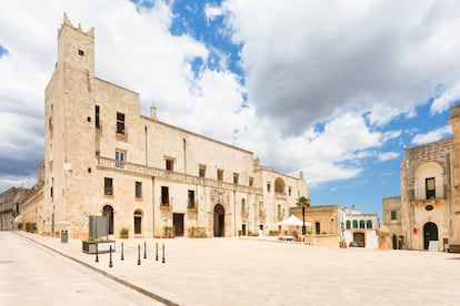 Con un centro histórico lleno de subidas y ba­jadas con escalones que conectan tortuosas callecitas cubiertas por arcos, las muchas iglesias, las blancas casas con patio y la luminosa campiña salentina que se expande a su alrededor, es natural que Specchia figure en la lista de los pueblos más bellos de Italia. En este rincón al sur del país, los visitantes suelen comenzar por la Piazza del Popolo, con el macizo Castello Risolo como telón de fondo. Su aspecto actual, con una ba­laustrada que atraviesa toda la fachada, hace olvidar que su origen es un castillo medieval. Al otro lado de la plaza, la Chiesa Madre esconde valiosos altares barrocos de ‘pietra leccese’, una variedad de caliza, de los primeros años del siglo XVII. Una vez terminada la visita a la parte superior de Specchia, llegará el mo­mento de descender a sus entrañas, donde se encuentran cuatro almazaras subterráneas del siglo XVI con muelas y tinas para el al­perujo y el aceite, que se cuentan entre las mayores de toda la región. Y como bajo tierra se está más fresco, es buena idea concluir el recorrido en la cripta excavada en la roca del convento dei Francescani Neri, sustentada por 36 esbeltas columnas que alberga interesantes frescos bizantinos.