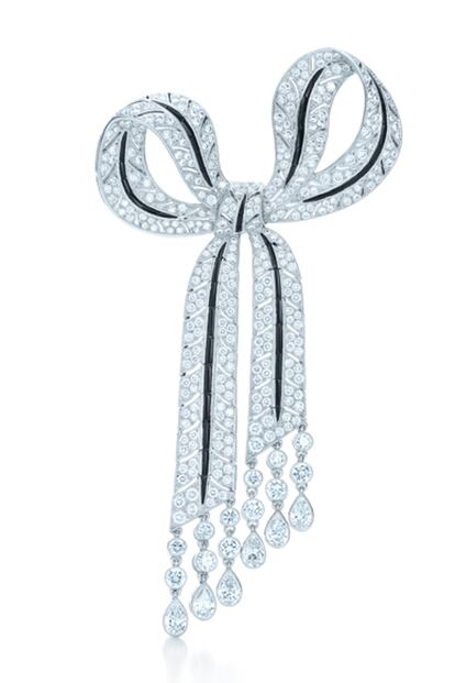 Broche lazo de platino, diamantes blancos y ónix de Tiffany&Co (c.p.v).