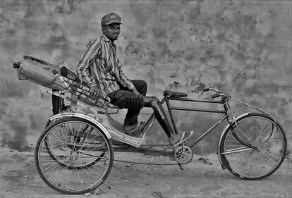 Sahib Bro es campesino y procede de Maharastra, un estado situado en el centro oeste del país. Conduce este ciclo-rickshaw para ganarse el sustento a pesar de que le falta más de media pierna. Llegó a Jaipur para que le hicieran una nueva prótesis para su pierna derecha según el reconocido programa `pie de Jaipur´del fallecido Dr Sethi. Según datos de la policía de tráfico de la ciudad de los dos millones de vehículos que circulan por sus calles, más del 80% son vehículos de dos ruedas. 