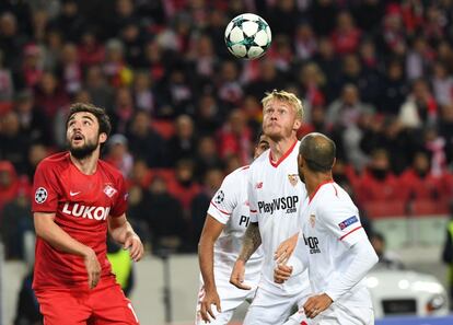 El defensa del Sevilla Simon Kjaer observa el balón.