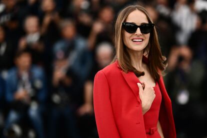 Natalie Portman, que protagoniza la película 'May December', posa en la alfombra roja del Festival de Cannes el 21 de mayo.