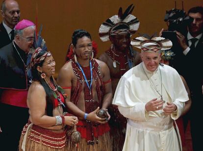 En uno de los encuentros que ha mantenido a lo largo del d&iacute;a, el papa Francisco se ha puesto un sombrero que le han regalado unos representantes ind&iacute;genas. 