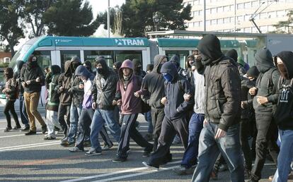 Unos doscientos estudiantes universitarios han bloqueado y cortado la Avenida Diagonal de Barcelona.
