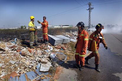 Los bomberos acabando de apagar el incendio