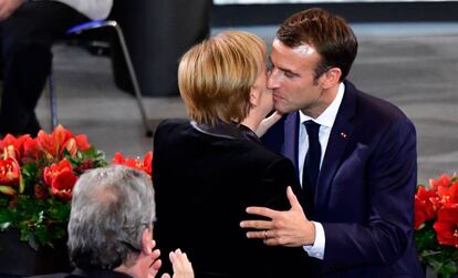 Macron besa a Merkel el pasado domingo en el Parlamento alemán.