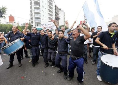 Protesta de polic&iacute;as en La Plata para exigir subidas salariales.