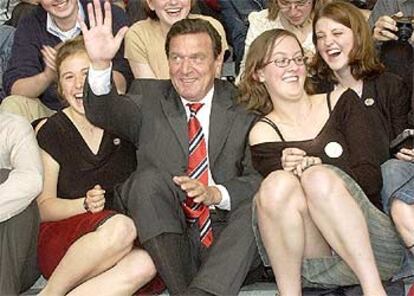 Gerhard Schröder, ayer, con un grupo de estudiantes norteamericanas que han pasado un año en Alemania. 

/ EPA