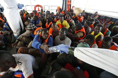 FHPL39. At Sea (---), 02/10/2014.- A handout picture made available on 02 May 2015 of 105 refugees rescued from a rubber raft on the &#039;Phoenix&#039;, a ship belonging to the Migrant Offshore Aid Station (MOAS), off the shores of the island of Lampedusa, Italy, 04 October 2014. MOAS was founded by Regina Catrambone and her husband Christopher, from Italy and the USA respectively, as the first privately funded offshore refugee aid station. The couple have rescued around 3,000 refugees from drowning in the Mediterranean in the past year. MOAS emphasizes that the organization does not personally transport refugees, but instead tracks down their boats when they are in distress and provides first aid in consultation with the Italian and Maltese navies. (Italia, Estados Unidos, F&eacute;nix) EFE/EPA/DARRIN ZAMMIT LUPI/MOAS.EU / HANDOUT MALTA OUT , MANDATORY CREDIT EDITORIAL USE ONLY/NO SALES