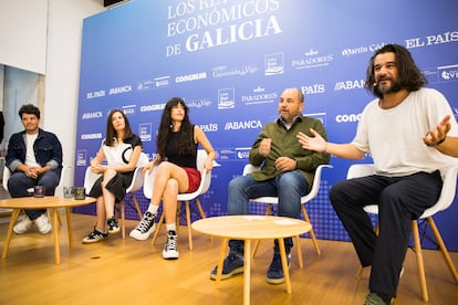 De izquierda a derecha, Xos Touri?n, humorista y actor; Ledicia Costas, escritora; Nerea Barros, actriz, y 'Kin' Martnez, director de la agencia musical EsmerArte, conversan con Manuel Jabois, periodista de EL PA?S.