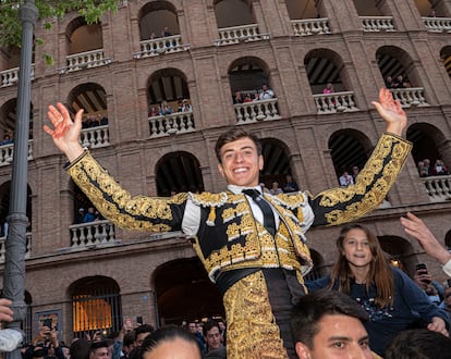 El novillero Nek Romero, a hombros tras cortar las dos orejas a su segundo novillo.