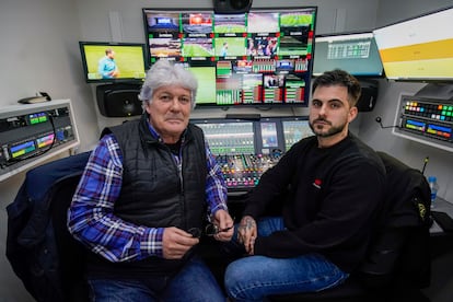 Juan Carlos Fernndez y Daniel Ruibal posan frente a los monitores de control de sonido dentro de la unidad mvil de Mediapro antes del comienzo del partido el sbado pasado.