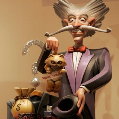 Álvaro Pérez, <i>El Bigotes</i>, en la exposición del <i>ninot</i> de las hogueras de este año.