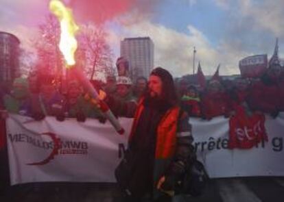 Miles de personas participan en una manifestación por las calles de Bruselas, hoy, jen protesta por los recortes salariales.