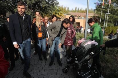 Albert Rivera, líder de Ciudadanos, saluda a una familia en el exterior del centro cultural Volturno de Pozuelo de Alarcón (Madrid), este domingo.