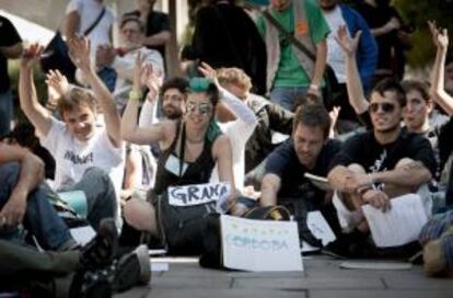 Los acampados en la Puerta del Sol reciben a representantes del movimiento de otras ciudades.