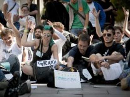 Los acampados en la Puerta del Sol reciben a representantes del movimiento de otras ciudades.