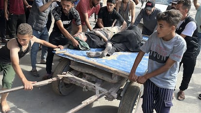 Palestinos heridos son trasladados al Hospital Nasser para recibir atención médica después de que las fuerzas israelíes abrieran fuego contra varias personas que se congregaban para recibir ayuda humanitaria en Jan Yunis.