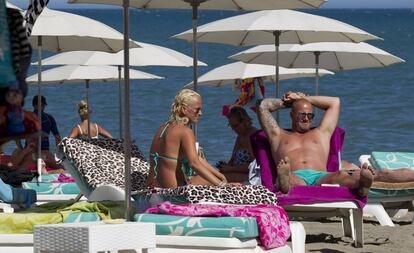 Turistas ingleses toman el sol en la playa del Bajondillo de Torremolinos (Málaga).