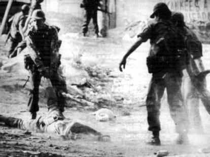 Soldados salvadoreños arrastran cadáveres de campesinos tras una operación en San Antonio Abad en 1982.