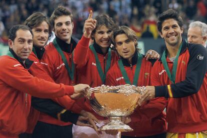 Albert Costa, Feliciano López, Marcel Granollers, Rafa Nadal, David Ferrer y Fernando Verdasco, con el trofeo de la Copa Davis.