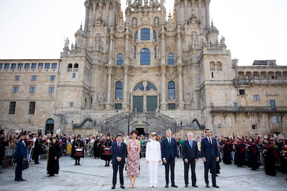 La princesa de Asturias, junto al presidente de la Xunta y la ministra de la ministra de Inclusión, Seguridad Social y Migraciones, Elma Saiz, posa en la plaza del Obradoiro este lunes. 