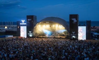 Centenares de personas asisten al concierto del grupo Blonde Redhead en el Primavera Sound, el 30 de mayo. 

