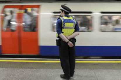 Un policía vigila en un andén del metro de Hyde Park Corner. EFE/Archivo