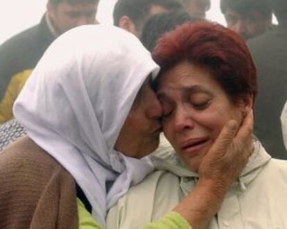 Una mujer turca consuela a Bibiana, madre de una víctima del Yak-42, en el lugar del siniestro en 2004.