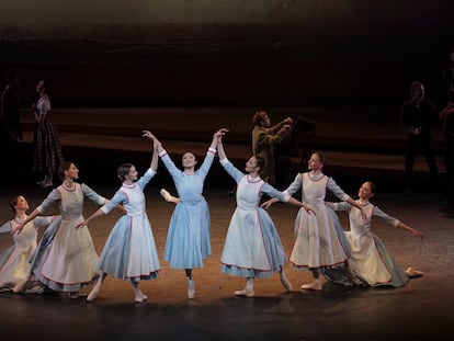 La bailarina japonesa Shiori Kase (centro), en el papel de Raymonda, en el estreno del ballet el pasado miércoles en el Teatro Real.