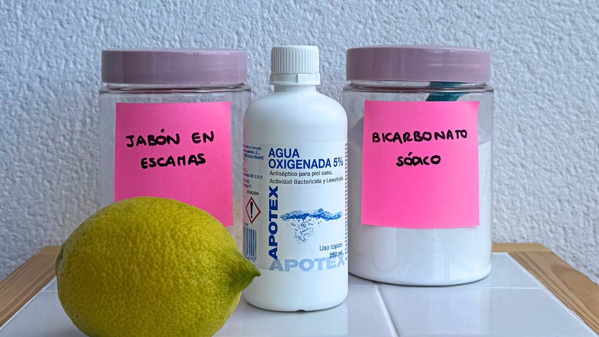 Jabón en escamas, agua oxigenada, bicarbonato y limón son algunos de los ingredientes.